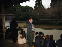В Саду Камней храма Рёандзи, 
Киото